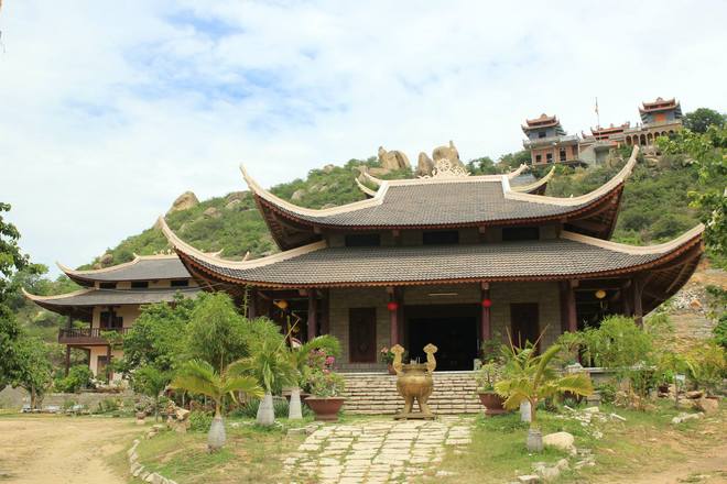 Thiền viện Trúc Lâm Viên Ngộ và Khu di tích Hòn đá chồng cạnh đó tạo thành một cụm tham quan du lịch về tâm linh, lịch sử trong hành trình của du khách đến vùng đất này.